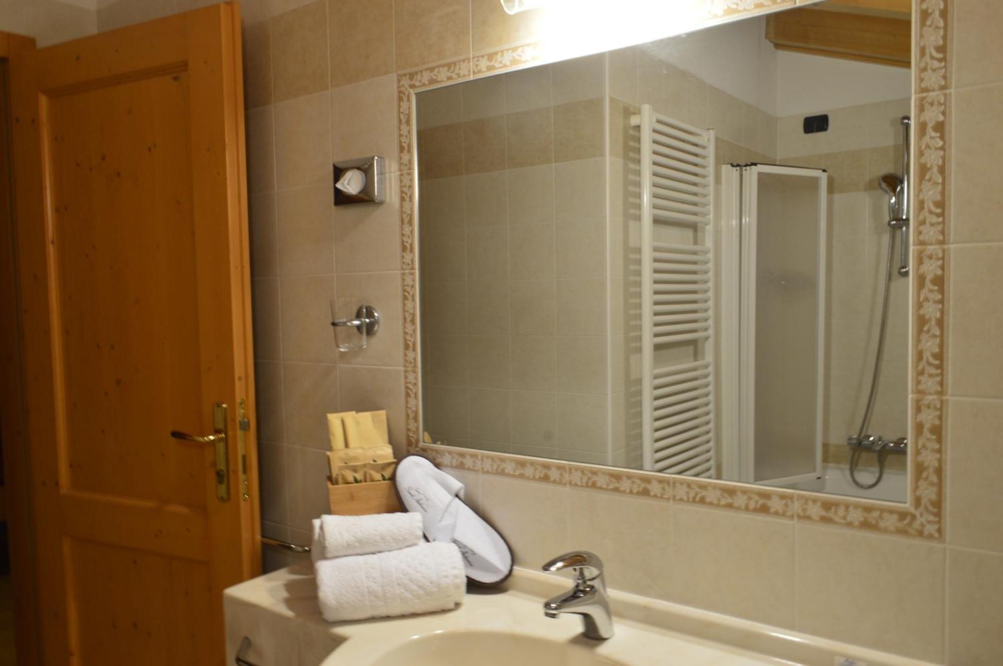 Hotel Garni Sant'Antonio Con Spa Madonna di Campiglio Bagian luar foto