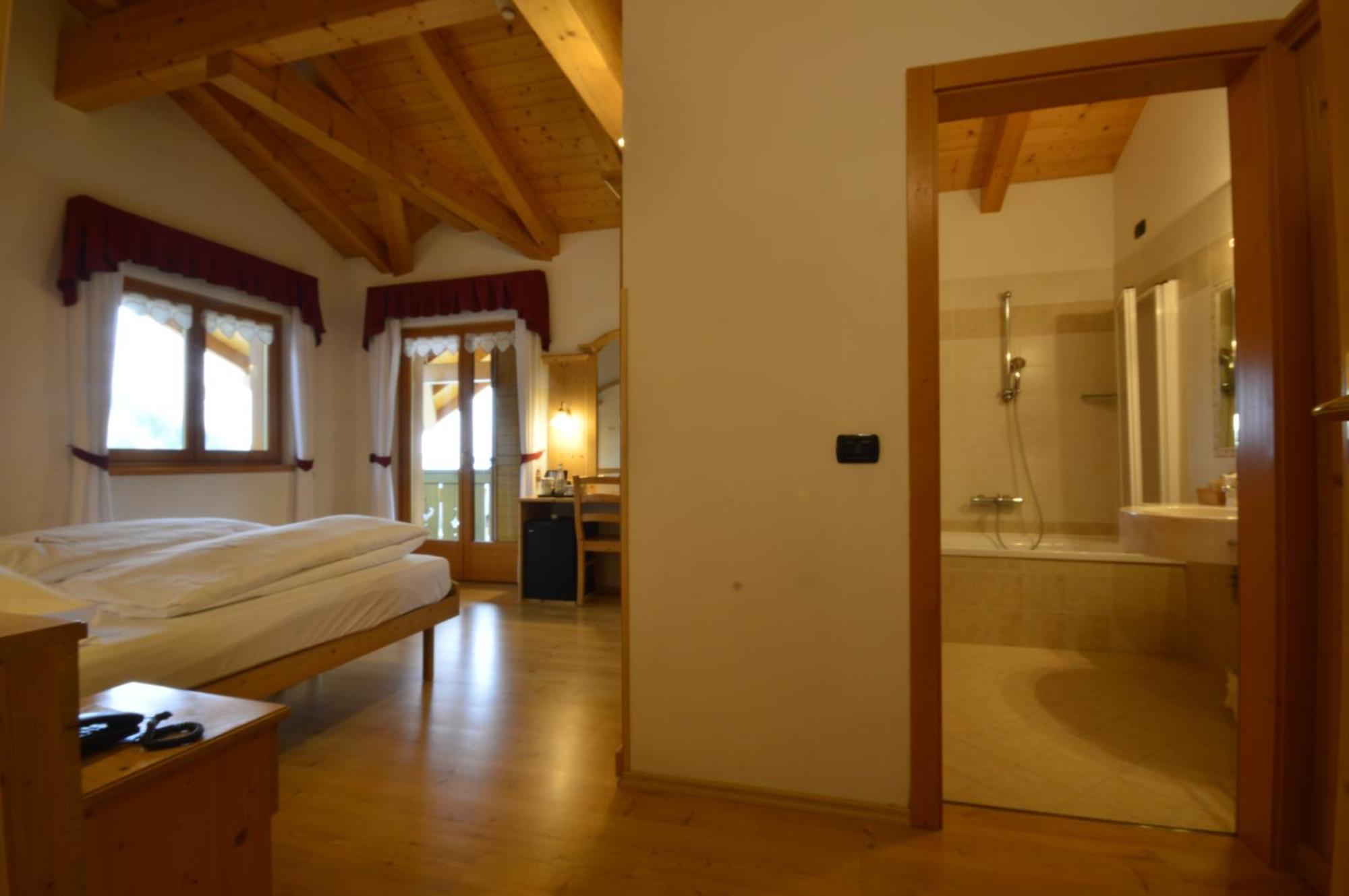 Hotel Garni Sant'Antonio Con Spa Madonna di Campiglio Bagian luar foto