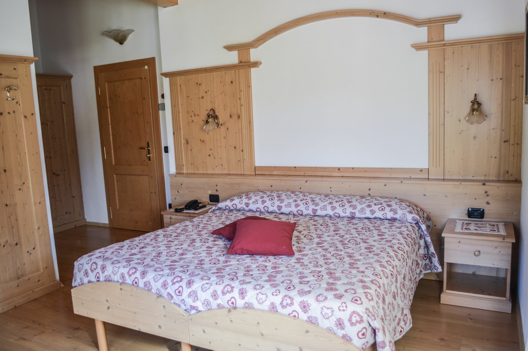 Hotel Garni Sant'Antonio Con Spa Madonna di Campiglio Bagian luar foto